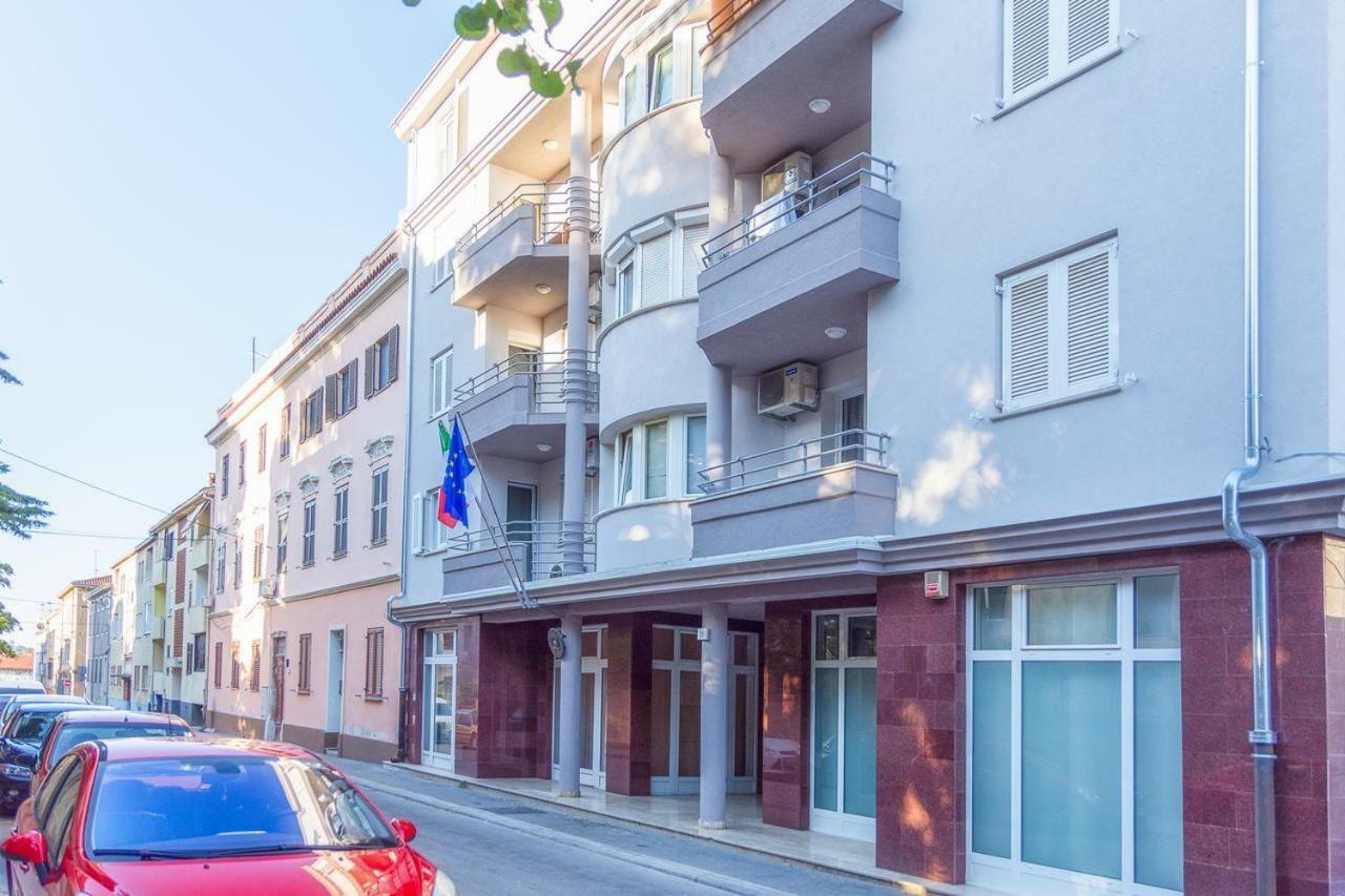 Апартаменты Sunny Corner In City Center With Free Parking Пула Экстерьер фото